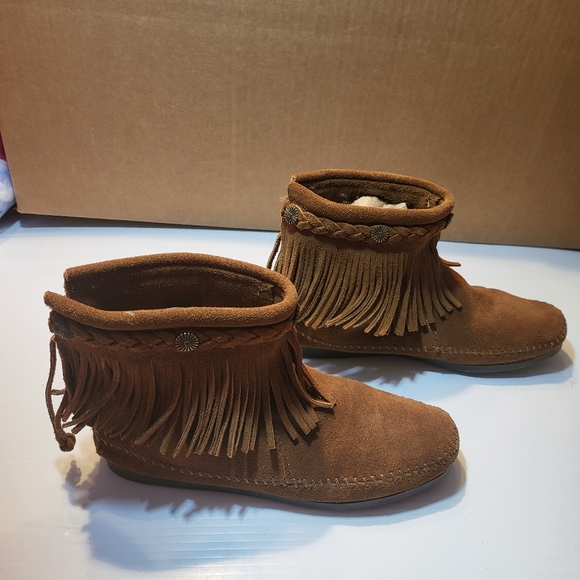 Vintage Minnetonka Ladies size 6.5 Fringe Suede Moccasins Concho Boots - Picture 2 of 8